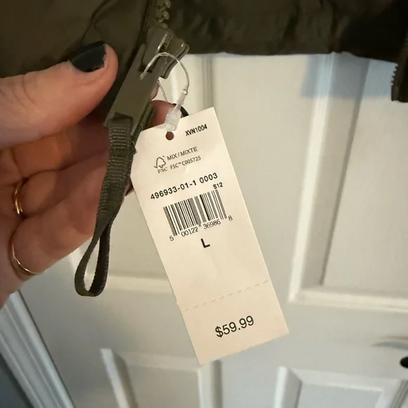 NWT GAP Puffer Vest - Picture 2 of 5